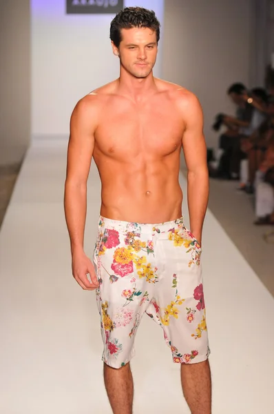 MIAMI - JULHO 20: Modelo caminha pista na A.Z Araujo Swim Collection para Primavera Verão 2013 durante Mercedes-Benz Swim Fashion Week em Julho 20, 2012 em Miami, FL — Fotografia de Stock