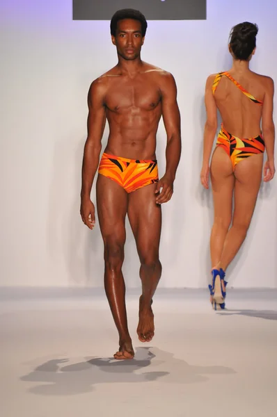 MIAMI - 20 lipca: Model walks pasa startowego az araujo pływackiej kolekcji na wiosna lato 2013 podczas Mercedes-Benz Fashion Week pływać w dniu 20 lipca 2012 roku w Miami, Floryda — Zdjęcie stockowe