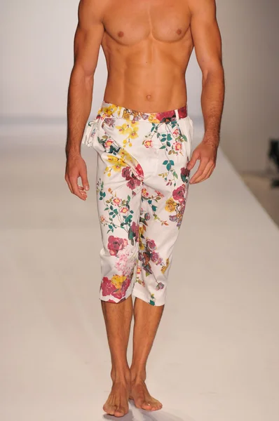 MIAMI - JULHO 20: Modelo caminha pista na A.Z Araujo Swim Collection para Primavera Verão 2013 durante Mercedes-Benz Swim Fashion Week em Julho 20, 2012 em Miami, FL — Fotografia de Stock