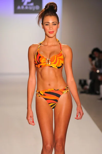 Miami - 20. července: model chodí dráha v a.z araujo plavání kolekce pro jaro léto 2013 během plavání mercedes-benz fashion week v 20 červenci 2012 v miami, fl — Stock fotografie
