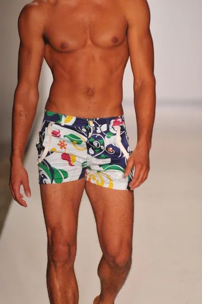 MIAMI - JULHO 20: Modelo caminha pista na A.Z Araujo Swim Collection para Primavera Verão 2013 durante Mercedes-Benz Swim Fashion Week em Julho 20, 2012 em Miami, FL — Fotografia de Stock