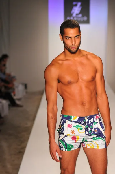 MIAMI - 20 DE JULIO: Modelo camina por la pasarela en la Colección de Natación A.Z Araujo para la Primavera Verano 2013 durante la Mercedes-Benz Swim Fashion Week el 20 de julio de 2012 en Miami, FL — Foto de Stock