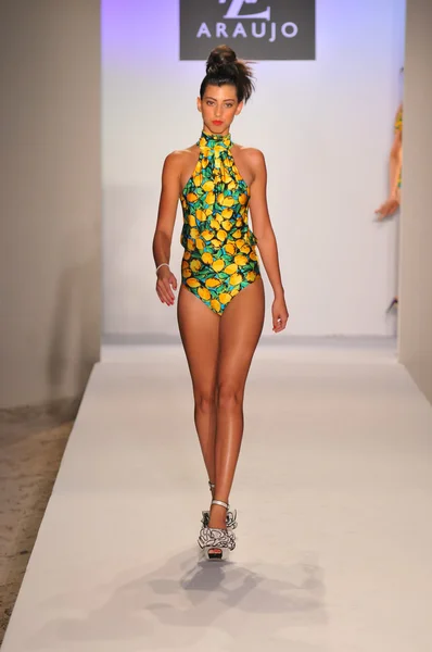 MIAMI - 20 LUGLIO: La modella passeggia sulla pista della collezione A.Z Araujo Swim Collection per la primavera estate 2013 durante la Mercedes-Benz Swim Fashion Week il 20 luglio 2012 a Miami, FL — Foto Stock