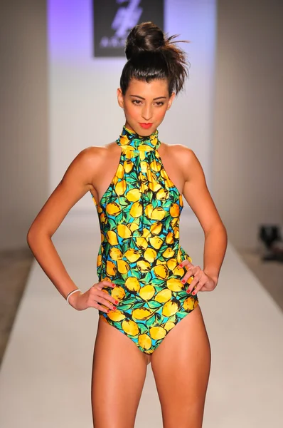 Miami - 20 juli: modell går banan vid samlingen Tiny atterfalk araujo simma för våren sommaren 2013 under mercedes-benz simma fashion week den 20 juli, 2012 i miami, fl — Stockfoto