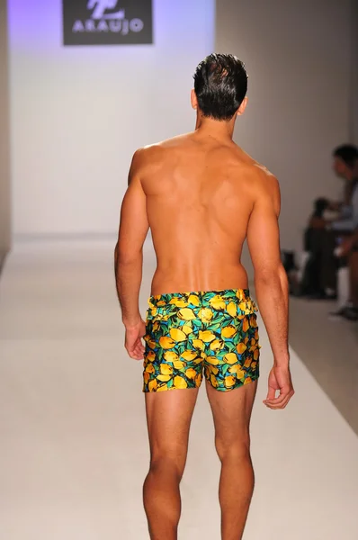 MIAMI - JULHO 20: Modelo caminha pista na A.Z Araujo Swim Collection para Primavera Verão 2013 durante Mercedes-Benz Swim Fashion Week em Julho 20, 2012 em Miami, FL — Fotografia de Stock