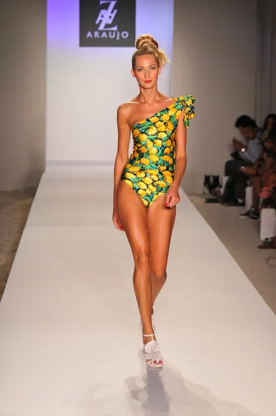 MIAMI - JULI 20: Model spadserer landingsbanen på A.Z Araujo Swim Collection til foråret sommer 2013 under Mercedes-Benz Swim Fashion Week den 20. juli 2012 i Miami, FL - Stock-foto