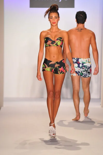 MIAMI - 20 JUILLET : Modèle marche piste à la collection de natation A.Z Araujo pour le printemps été 2013 lors de Mercedes-Benz Swim Fashion Week le 20 Juillet 2012 à Miami, FL — Photo