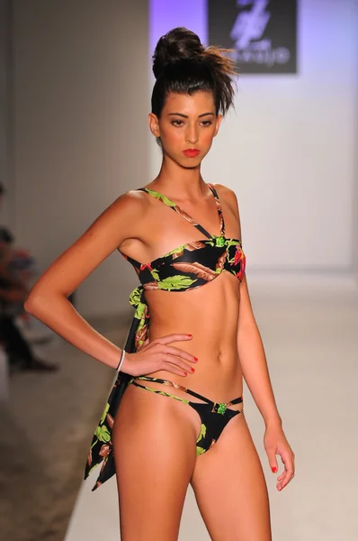 Miami - 20 juli: modell går banan vid samlingen Tiny atterfalk araujo simma för våren sommaren 2013 under mercedes-benz simma fashion week den 20 juli, 2012 i miami, fl — Stockfoto