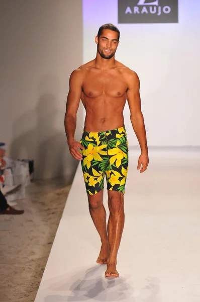 Miami - 20. juli: model läuft laufsteg der schwimmkollektion a.z araujo für frühjahr sommer 2013 während der mercedes-benz swim fashion week am 20. juli 2012 in miami, fll — Stockfoto