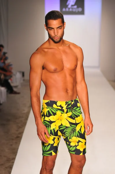 Miami - 20 juli: modell går banan vid samlingen Tiny atterfalk araujo simma för våren sommaren 2013 under mercedes-benz simma fashion week den 20 juli, 2012 i miami, fl — Stockfoto
