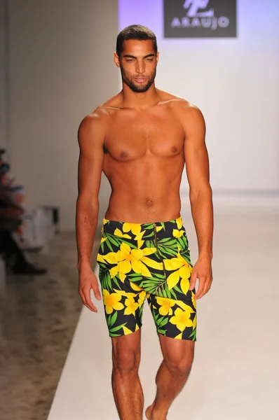 Miami - 20. juli: model läuft laufsteg der schwimmkollektion a.z araujo für frühjahr sommer 2013 während der mercedes-benz swim fashion week am 20. juli 2012 in miami, fll — Stockfoto