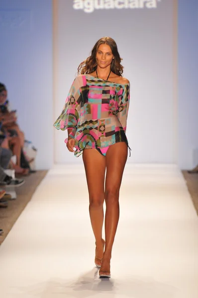 Miami - július 20: modell sétál a kifutópálya a a Barnabás araujo úszni kollekció tavasz-nyár 2013 mercedes-benz úszni divat héten július 20, 2012 Miami, fl — Stock Fotó