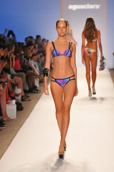Miami - 23. července: model chodí dráha v aguaclara plavky kolekce pro jaro léto 2013 během plavání mercedes-benz fashion week v červenci 23, 2012 v miami, fl — Stock fotografie