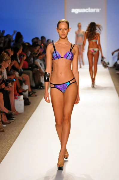 MIAMI - JULY 23: Model walks runway at the Aguaclara Swimwear Collection for Spring Summer 2013 during Mercedes-Benz Swim Fashion Week on July 23, 2012 in Miami, FL — Stock Photo, Image