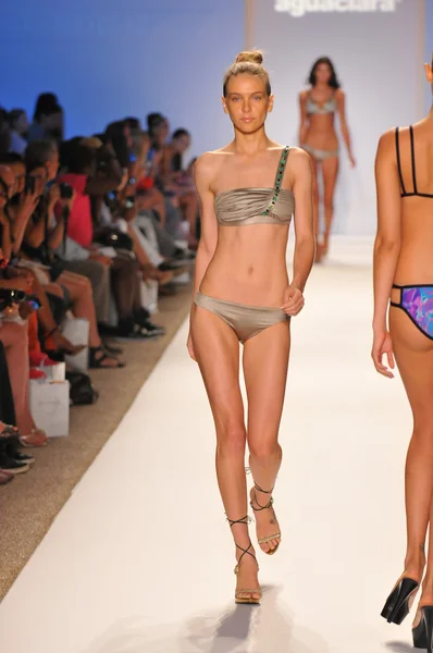 MIAMI - JULHO 23: Modelo caminha pista na Aguaclara Swimwear Collection para Primavera Verão 2013 durante Mercedes-Benz Swim Fashion Week em Julho 23, 2012 em Miami, FL — Fotografia de Stock