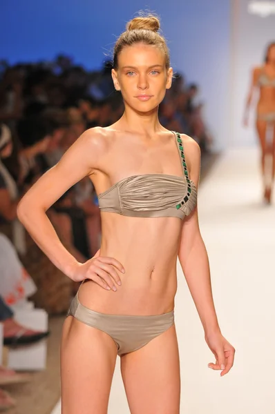 MIAMI - 23 LUGLIO: La modella passeggia sulla pista della collezione Aguaclara Swimwear per la primavera estate 2013 durante la Mercedes-Benz Swim Fashion Week il 23 luglio 2012 a Miami, FL — Foto Stock