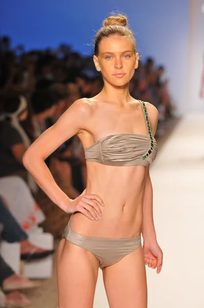 MIAMI - 23 DE JULIO: Modelo camina por la pasarela de la colección de trajes de baño Aguaclara para la Primavera Verano 2013 durante la Mercedes-Benz Swim Fashion Week el 23 de julio de 2012 en Miami, FL —  Fotos de Stock