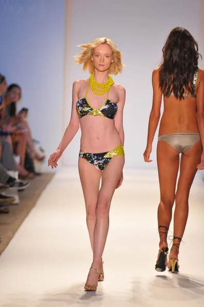 MIAMI - JULY 23: Model walks runway at the Aguaclara Swimwear Collection for Spring Summer 2013 during Mercedes-Benz Swim Fashion Week on July 23, 2012 in Miami, FL — Stock Photo, Image