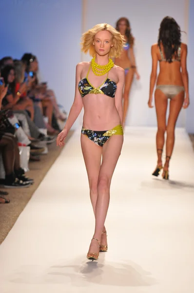MIAMI - 23 LUGLIO: La modella passeggia sulla pista della collezione Aguaclara Swimwear per la primavera estate 2013 durante la Mercedes-Benz Swim Fashion Week il 23 luglio 2012 a Miami, FL — Foto Stock