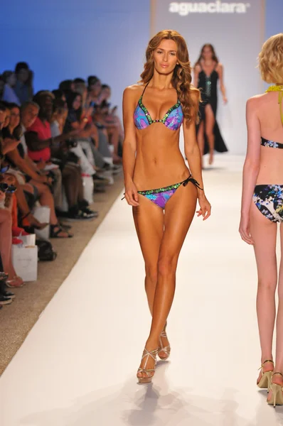 MIAMI - JULY 23: Model walks runway at the Aguaclara Swimwear Collection for Spring Summer 2013 during Mercedes-Benz Swim Fashion Week on July 23, 2012 in Miami, FL — Stock Photo, Image