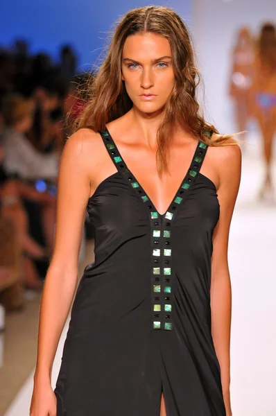 MIAMI - JULHO 23: Modelo caminha pista na Aguaclara Swimwear Collection para Primavera Verão 2013 durante Mercedes-Benz Swim Fashion Week em Julho 23, 2012 em Miami, FL — Fotografia de Stock