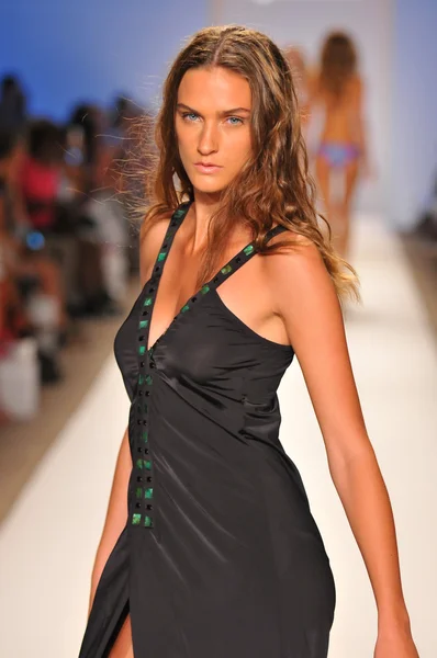Miami - 23 juli: modell går banan vid samlingen aguaclara Badkläder för våren sommaren 2013 under mercedes-benz simma fashion week den 23 juli, 2012 i miami, fl — Stockfoto