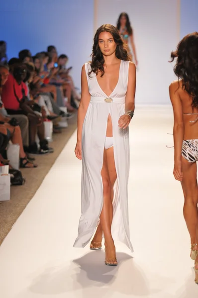 Miami - július 23-án: modell sétál a kifutópálya a aguaclara fürdőruha kollekció tavasz nyár 2013 mercedes-benz úszni Divathét 2012. július 23.: Miami, fl — Stock Fotó