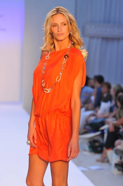 MIAMI - 23 DE JULIO: Modelo camina pista en el ANK por Mirla Sabino Colección de trajes de baño para la primavera de verano 2013 durante Mercedes-Benz Swim Fashion Week el 23 de julio de 2012 en Miami, FL — Foto de Stock