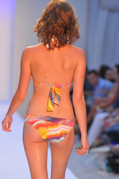 Miami - 23. juli: model läuft laufsteg der ank by mirla sabino badebekleidung für frühjahr sommer 2013 während der mercedes-benz swim fashion week am 23. juli 2012 — Stockfoto