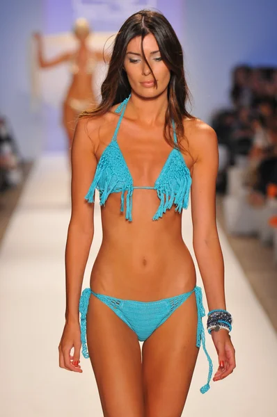 MIAMI - 23 DE JULIO: La modelo camina por la pasarela de la colección de trajes de baño Anna Kosturova para la Primavera Verano 2013 durante la Mercedes-Benz Swim Fashion Week el 23 de julio de 2012 en Miami —  Fotos de Stock