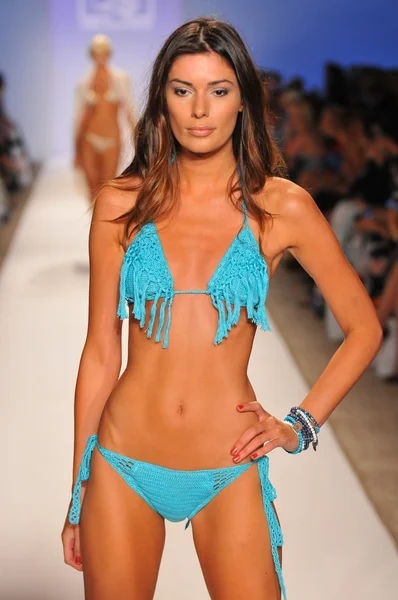 Miami - 23 Temmuz: model Miami'de anna kosturova mayo koleksiyonu için ilkbahar yaz 2013 mercedes-benz yüzmek moda hafta 23 Temmuz 2012 tarihinde pist yürür — Stok fotoğraf