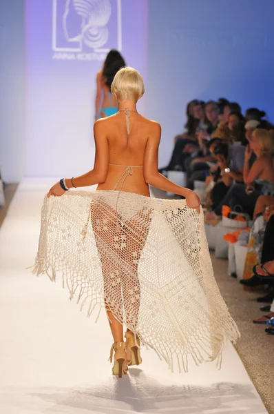 Miami - 23. juli: model läuft laufsteg der anna kosturova badebekleidung für frühjahr sommer 2013 während der mercedes-benz swim fashion week am 23. juli 2012 in miami — Stockfoto