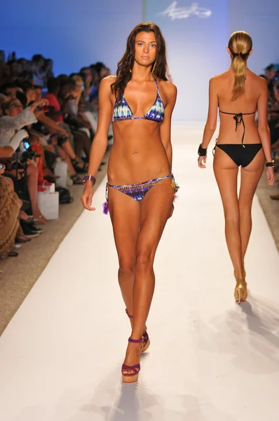 Modelo pasarela a pie en la colección Aquarella Swim para Primavera Verano 2013 durante Mercedes-Benz Swim Fashion Week el 23 de julio de 2012 en Miami —  Fotos de Stock