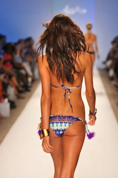 Model wandelen landingsbaan op de aquarella zwemmen collectie voor lente zomer 2013 tijdens de mercedes-benz zwemmen fashionweek op 23 juli 2012 in miami — Stockfoto