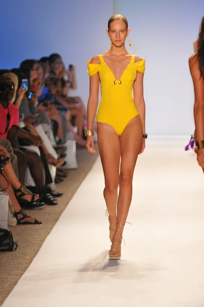 Passerella per modelle alla collezione Aquarella Swim Collection per la primavera estate 2013 durante la Mercedes-Benz Swim Fashion Week il 23 luglio 2012 a Miami — Foto Stock
