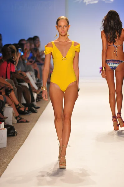 走在春夏季 2013年关于 2012 年 7 月 23 日梅赛德斯-奔驰游泳时尚周期间的 aquarella 游泳集合跑道在迈阿密的模型 — 图库照片