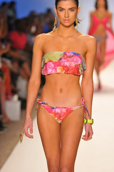 走在春夏季 2013年关于 2012 年 7 月 23 日梅赛德斯-奔驰游泳时尚周期间的 aquarella 游泳集合跑道在迈阿密的模型 — 图库照片