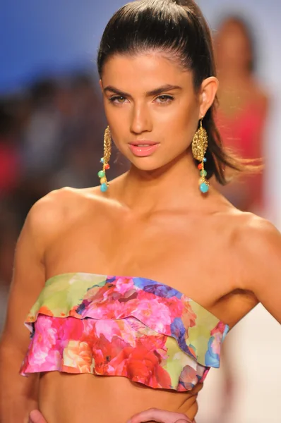 Modelo pasarela a pie en la colección Aquarella Swim para Primavera Verano 2013 durante Mercedes-Benz Swim Fashion Week el 23 de julio de 2012 en Miami — Foto de Stock