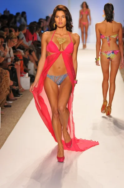 Modele a pista de caminhada na Aquarella Swim Collection para o verão de 2013 durante a Mercedes-Benz Swim Fashion Week em 23 de julho de 2012 em Miami — Fotografia de Stock