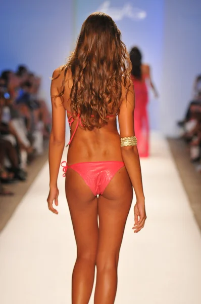 Model berjalan runway di Aquarella Swim Collection untuk Musim Panas 2013 selama Mercedes-Benz Swim Fashion Week pada 23 Juli 2012 di Miami — Stok Foto