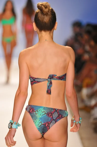 메르세데스-벤츠 수영 패션 위 크 동안에 2012 년 7 월 23 일 마이애미에서 봄 여름 2013에 대 한 데크 수영 컬렉션에 모델 워킹 활주로 — 스톡 사진