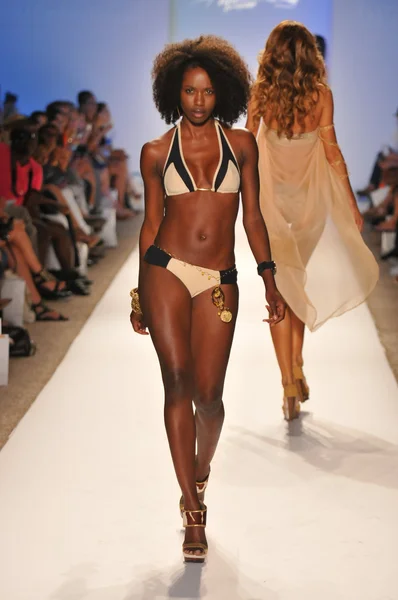 Modellen går banan vid samlingen aquarella simma för våren sommaren 2013 under mercedes-benz simma fashion week den 23 juli, 2012 i miami — Stockfoto