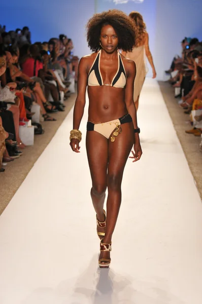 Modele a pista de caminhada na Aquarella Swim Collection para o verão de 2013 durante a Mercedes-Benz Swim Fashion Week em 23 de julho de 2012 em Miami — Fotografia de Stock