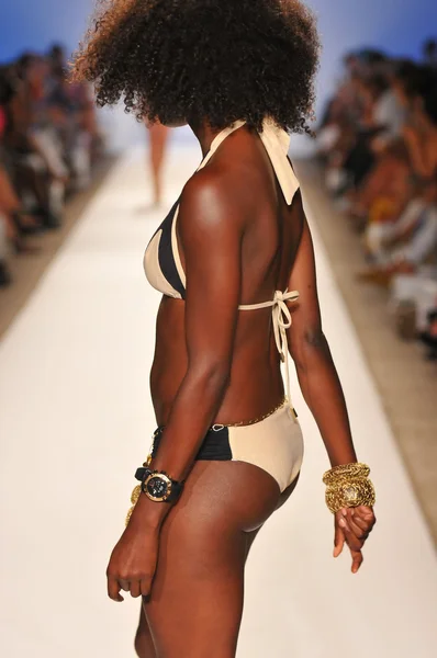 메르세데스-벤츠 수영 패션 위 크 동안에 2012 년 7 월 23 일 마이애미에서 봄 여름 2013에 대 한 데크 수영 컬렉션에 모델 워킹 활주로 — 스톡 사진