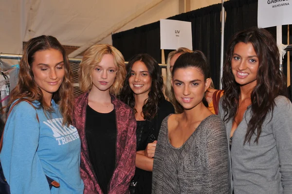 MIAMI - 23 DE JULIO: La modelo se prepara entre bastidores en la Aquarella Swim Collection para la Primavera Verano 2013 durante la Mercedes-Benz Swim Fashion Week el 23 de julio de 2012 en Miami — Foto de Stock