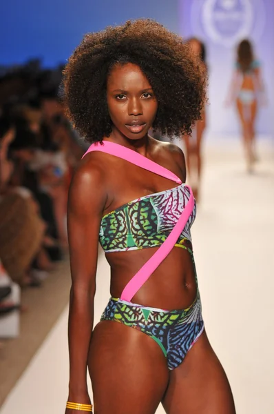 MIAMI - 23 DE JULIO: Modelo camina por la pasarela de la colección de trajes de baño Cote Dor para la Primavera Verano 2013 durante la Mercedes-Benz Swim Fashion Week el 23 de julio de 2012 en Miami, FL —  Fotos de Stock