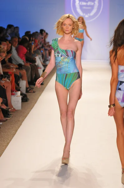 MIAMI - JULY 23: Model walks runway at the Cote Dor Swimwear Collection for Spring Summer 2013 during Mercedes-Benz Swim Fashion Week on July 23, 2012 in Miami, FL — Stock Photo, Image