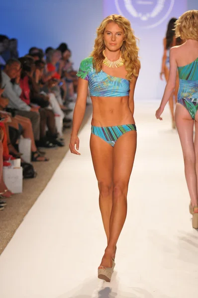 Miami - 23 juli: model wandelingen landingsbaan op de cote dor badmode collectie voor lente zomer 2013 tijdens de mercedes-benz zwemmen fashionweek op 23 juli 2012 in miami, fl — Stockfoto