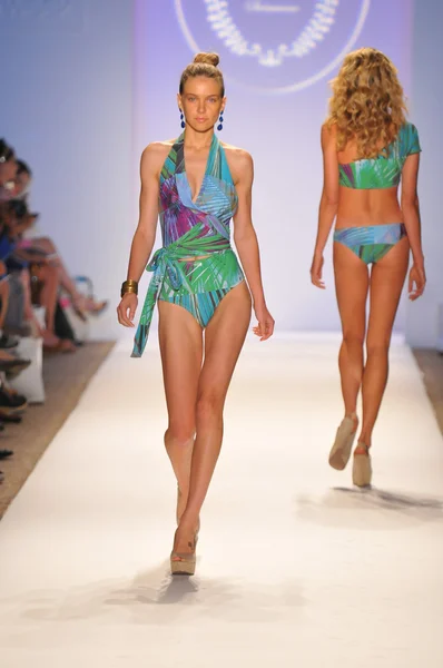 MIAMI - 23 lipca: Model walks pasa startowego na cote dor kąpielowe kolekcji na lato wiosnę 2013 podczas Mercedes-Benz Fashion Week pływać w dniu 23 lipca 2012 roku w Miami, Floryda — Zdjęcie stockowe