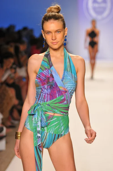 Miami - 23. juli: model läuft laufsteg der badebekleidungskollektion cote dor für frühjahr sommer 2013 während der mercedes-benz swim fashion week am 23. juli 2012 in miami, fll — Stockfoto